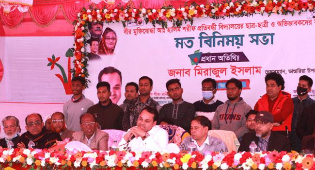 অসহায় শিশুদের দেখে অঝোরে কাঁদলেন উপজেলা চেয়ারম্যান মিরাজুল ইসলাম