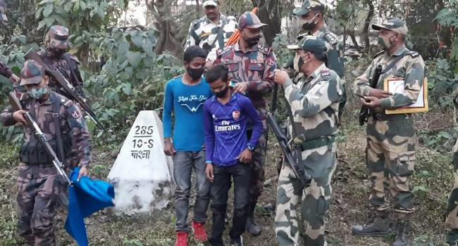 হিলি সীমান্ত থেকে ধরে নিয়ে যাওয়া দুই মাদরাসাছাত্রকে ফেরত দিলো বিএসএফ