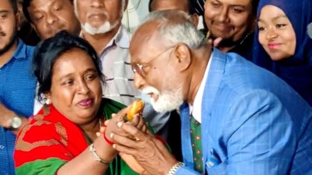 মিষ্টি নিয়ে তৈমুরের বাসায় আইভী