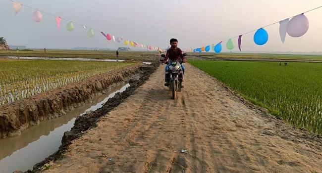 নিজেদের টাকায় রাস্তা নির্মাণ করলেন সরাইলবাসী