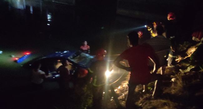 মাইক্রোবাস খাদে পড়ে দুই পুলিশ কর্মকর্তা নিহত