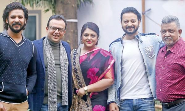 হঠাৎ এক ফ্রেমে তারা পাঁচজন