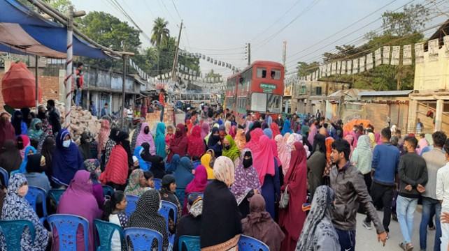 নোয়াখালী পৌরসভায় বাড়ি বাড়ি হামলার প্রতিবাদে সড়ক অবরোধ, মানববন্ধন বিক্ষোভ