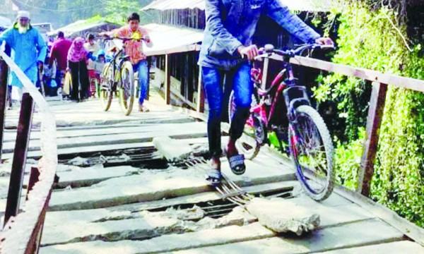 বরগুনায় ঝুঁকিপূর্ণ সেতুতে পথচারীদের ভোগান্তি