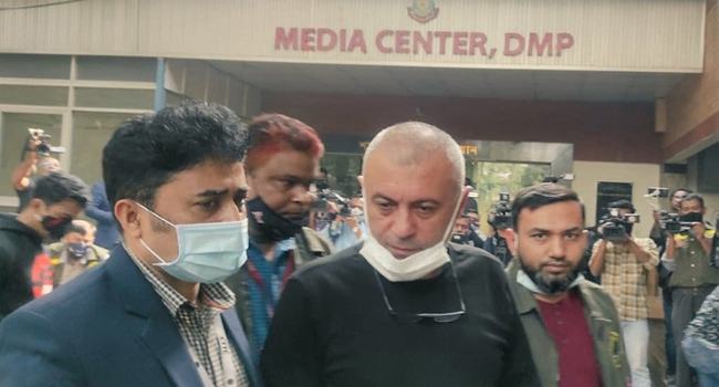 কার্ড জালিয়াতির সময় যেভাবে ধরা পড়লো ভারত থেকে পালানো বিদেশী নাগরিক