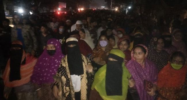 ফতুল্লায় গার্মেন্টস হঠাৎ লে-অফ ঘোষণা : রাতের বেলায় শ্রমিকদের সড়ক অবরোধ, বিক্ষোভ