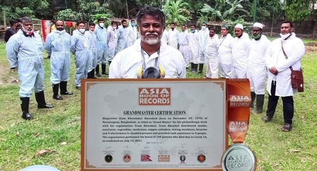করোনাকালীন সেবা : এশিয়া বুক অব রেকর্ডের স্বীকৃতি পেলো টিম খোরশেদ