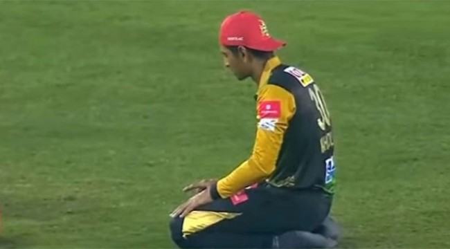মাঠেই নামাজ আদায় করলেন মাহমুদুল্লাহ