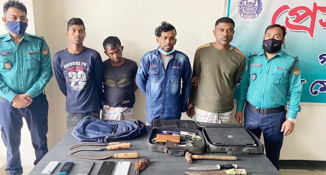 গাজীপুরে দেশীয় অস্ত্রসহ ৪ ছিনতাইকারী গ্রেফতার