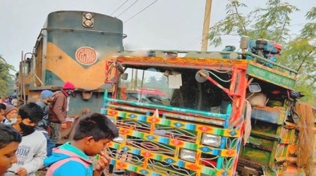 ট্রেনের ধাক্কায় ভটভটির ৩ যাত্রী নিহত