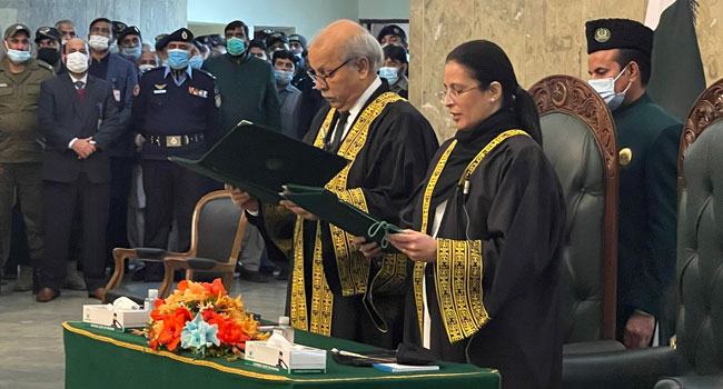 পাকিস্তানের সুপ্রিমকোর্টে প্রথম নারী বিচারপতির শপথ