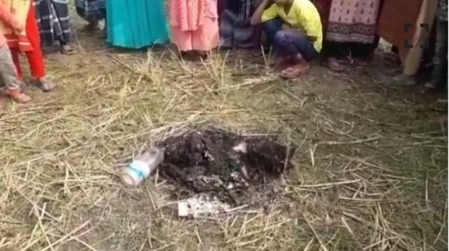 ধোয়া দেখে এগিয়ে গিয়ে কিশোরীর অগ্নিদগ্ধ লাশ পেলো এলাকাবাসী