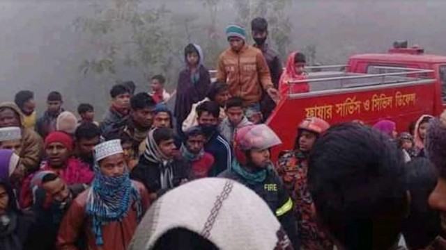 ট্রেনের ধাক্কায় ৩ শ্রমিক নিহত
