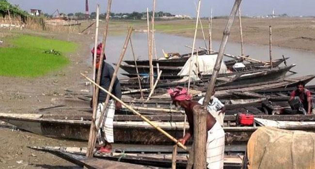 ইলিশ ধরায় নিষেধাজ্ঞা : ভিজিএফের চাল পাননি ২৬৮ জেলে