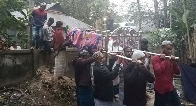 ভালুকায় লাশ নিতে হয় প্রাচীর টপকে