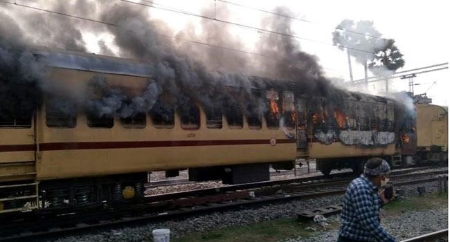 ভারতে রেলওয়ে নিয়োগ পরীক্ষায় অনিয়ম, ট্রেনে আগুন দিল চাকরিপ্রার্থীরা