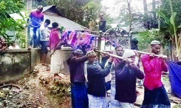 রাস্তার অভাবে লাশ বের করা হয় প্রাচীর টপকিয়ে