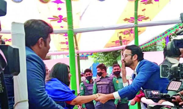 ভোটের সৌন্দর্য বুঝালেন শিল্পীরা