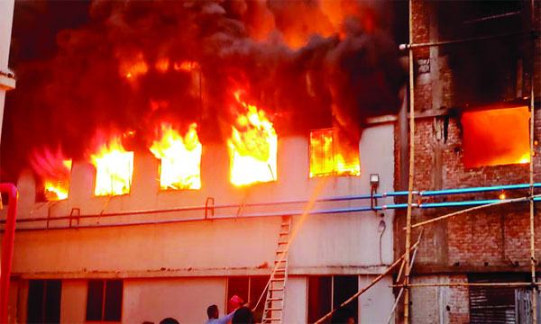 নারায়ণগঞ্জে তৈরী পোশাক কারখানায় ভয়াবহ অগ্নিকাণ্ড