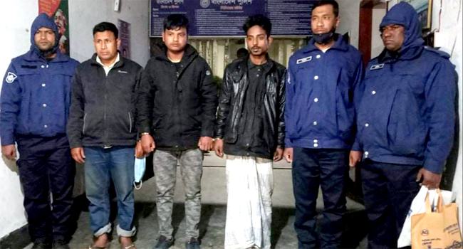 রাণীনগরে মাদক ব্যবসায়ী সোনামুলসহ গ্রেফতার ৩