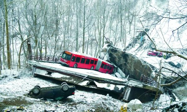 জো বাইডেন পরিদর্শনের আগেই ভেঙে পড়ল সেতু