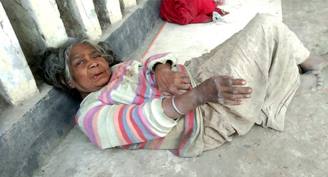 মুলাদীতে বৃদ্ধা মাকে রাস্তায় ফেলে গেলেন সন্তানেরা