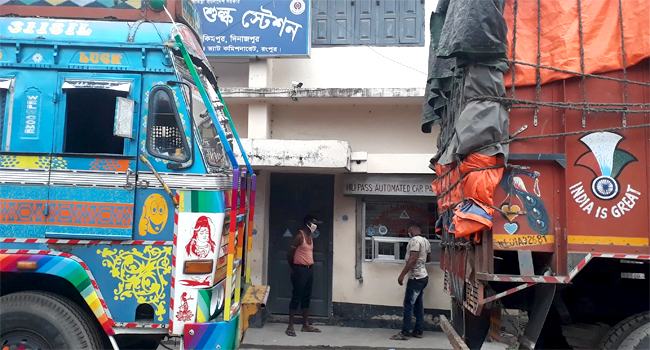 করোনা টেস্ট ছাড়াই অবাধে দেশে ঢুকছেন ভারতীয় ট্রাকচালকরা
