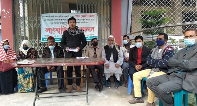 স্কুলের বেঞ্চ শিক্ষকের ঘরে, চুরি ও সম্মানহানির পাল্টাপাল্টি অভিযোগ!