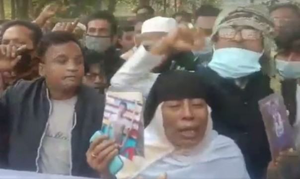 খুনি প্রদীপের ফাঁসি চাই : আদালত প্রাঙ্গণে কান্নায় ভেঙে পড়লেন মা হালিমা