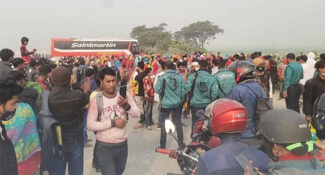 গাজীপুরে বকেয়া বেতনের দাবিতে পোশাকশ্রমিকদের সড়ক অবরোধ