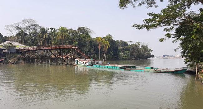 পটুয়াখালীতে কার্গোর ধাক্কায় বিধ্বস্ত সেতু, দুর্ভোগে এলাকাবাসী