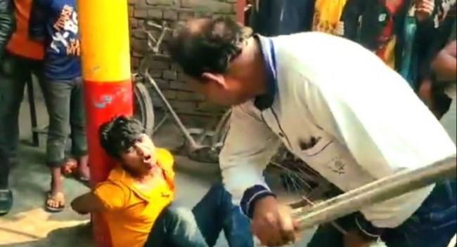 নুডলস চুরির অভিযোগে যুবককে খুঁটিতে বেঁধে নির্যাতন