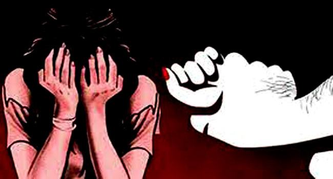 গভীর রাতে প্রেমিকাকে বাড়ি থেকে ডেকে বন্ধুদের নিয়ে গণধর্ষণ