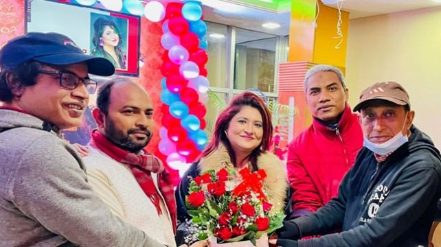 সাংবাদিকদের নিয়ে গল্প-আড্ডায় জন্মদিন পালন কণ্ঠশিল্পী সায়েরা রেজার