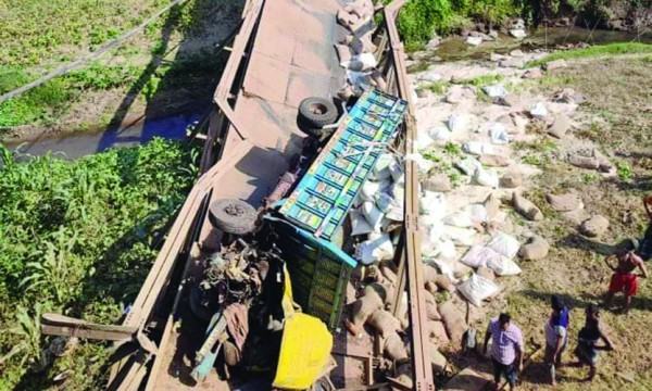 বান্দরবানে বেইলি সেতু ভেঙে ট্রাক খাদে : নিহত ১