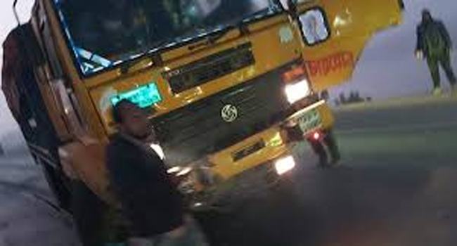বিকল বালুর ট্রাক মেরামতের সময় প্রাণ গেল মেকানিকের