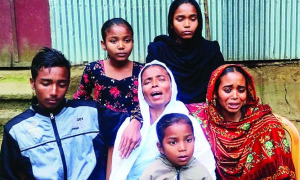 চাঁদপুরে ট্রলার ডুবে নিহত আউয়ালের বাড়িতে শোকের মাতম