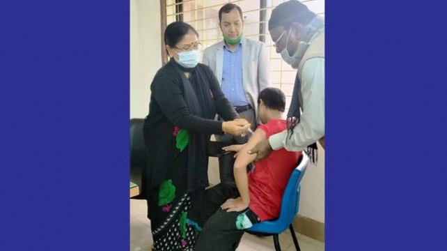 বাউবির প্রতিবন্ধী শিক্ষার্থীদের কোভিড ভ্যাকসিন প্রদান