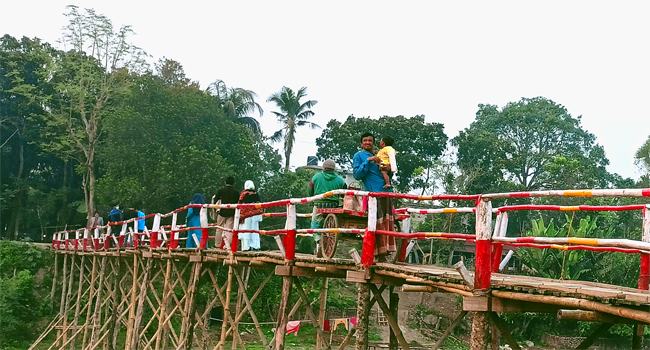 স্বউদ্যোগে সেতু নির্মাণে হলো দুই পাড়ের মেলবন্ধন