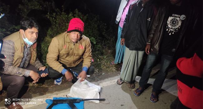 কোম্পানীগঞ্জে রাস্তার পাশ থেকে আগ্নেয়াস্ত্র-ককটেল উদ্ধার