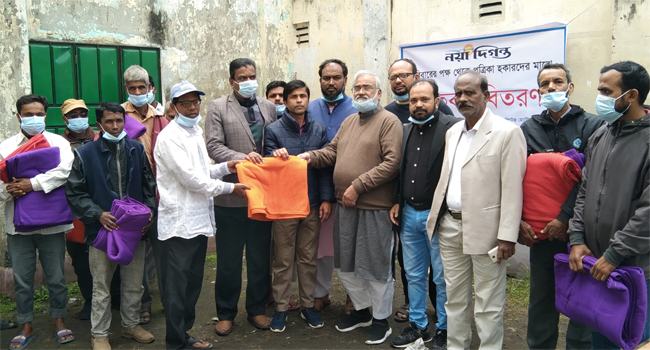 সৈয়দপুরে নয়া দিগন্ত পরিবারের পক্ষে পত্রিকা হকারদের মাঝে শীতবস্ত্র বিতরণ