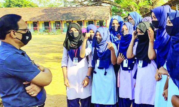 কর্নাটকে মুসলিম ছাত্রীদের হিজাব নিয়ে উত্তেজনা
