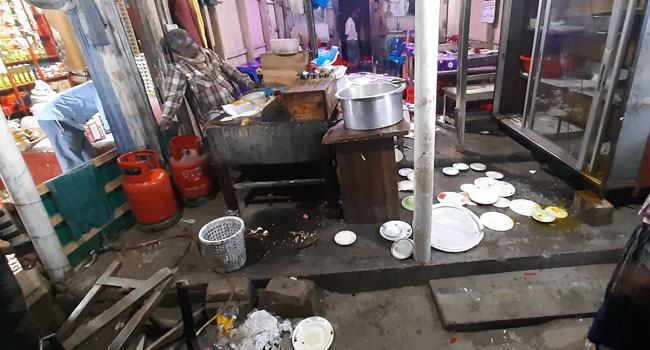 খাবার দিতে দেরি হওয়ায় হোটেলে হামলা-ভাংচুর