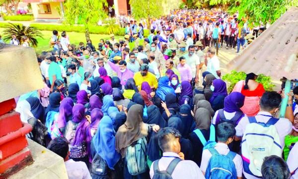হিজাব বিতর্কে উত্তপ্ত কর্নাটকে স্কুল-কলেজ বন্ধ ঘোষণা