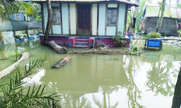 ড্রেজারের পানিতে তলিয়ে গেছে অর্ধ শতাধিক বাড়িঘর