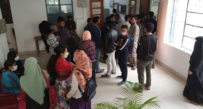 ঢাবিতে পরীক্ষার দাবিতে শিক্ষার্থীদের অবস্থান