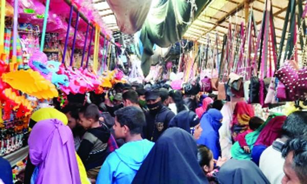 কটিয়াদীতে করোনার সময়ে মেলা : দেড় লক্ষাধিক মানুষের জমায়েত
