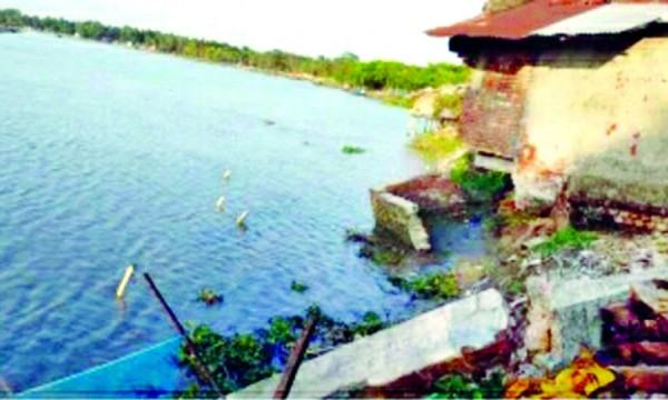 কপোতাক্ষের ভাঙনে ঝুঁকিতে সড়ক বাজার