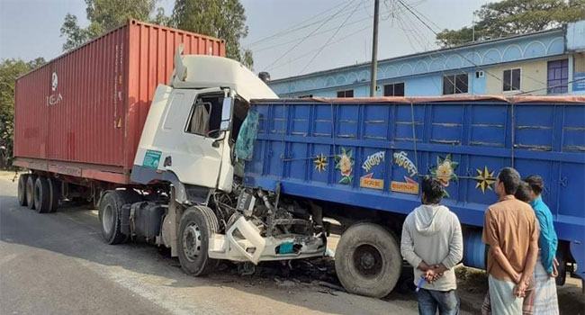 মিরসরাইয়ে দাঁড়িয়ে থাকা ট্রাকের পেছনে লরির ধাক্কা, চালক নিহত