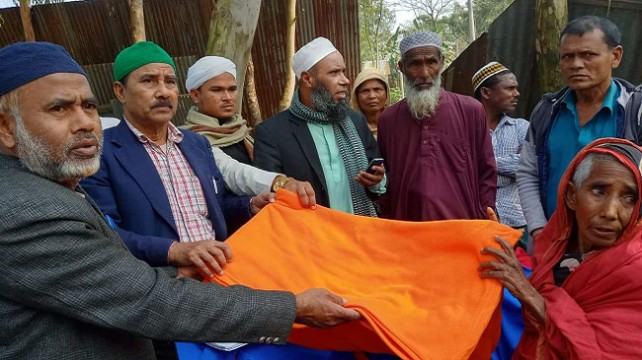 দেওয়ানগঞ্জে নয়াদিগন্ত সংবাদদাতার উদ্যোগে শীতার্থদের মাঝে কম্বল বিতরণ